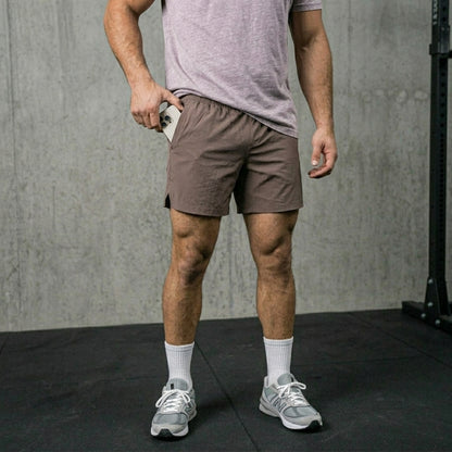 athlete wearing sopro muave training shorts spr.43